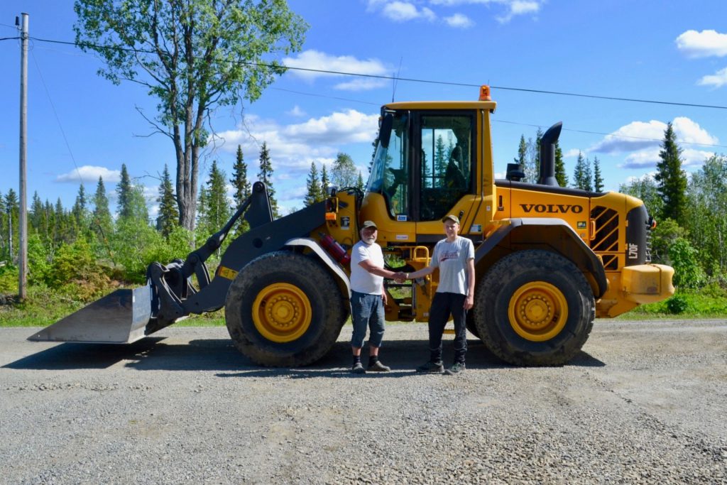 Juli 2015 - Sven-Olof Råberg & Emil Öberg 17 år tar i hand på att Emil ska köpa lastmaskinen när han slutar gymnasiet 2017