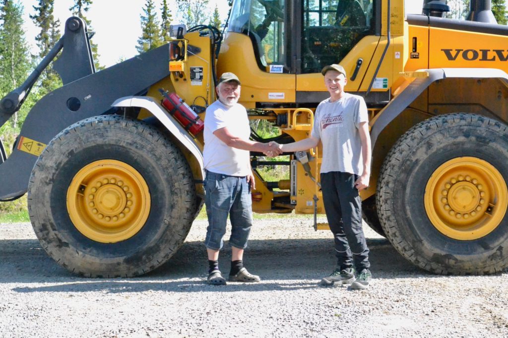 JJuli 2015 - Sven-Olof Råberg & Emil Öberg 17 år tar i hand på att Emil ska köpa lastmaskinen när han slutar gymnasiet 2017